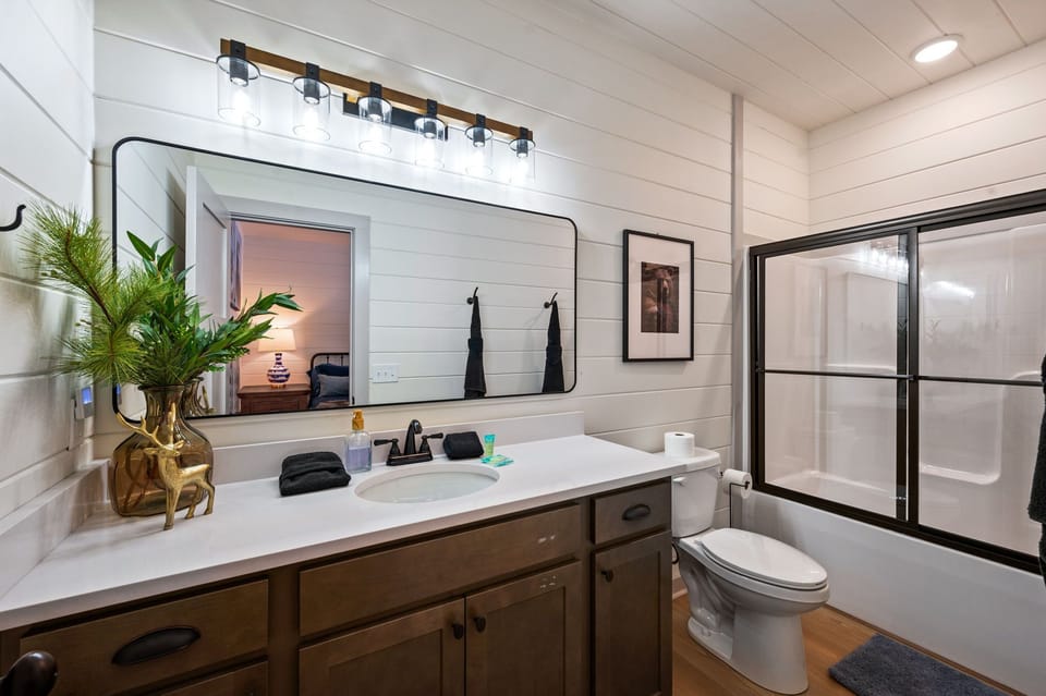 Main floor front en suite bathroom.