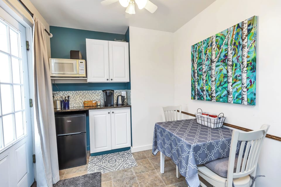 Traditional Room, 1 Bedroom, Accessible | Private kitchen | Coffee/tea maker, fridge, microwave, electric kettle