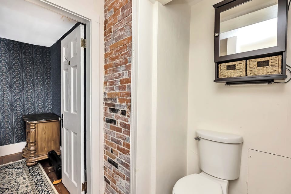 Family Suite, Multiple Beds | Bathroom | Free toiletries, hair dryer (on request), towels, soap