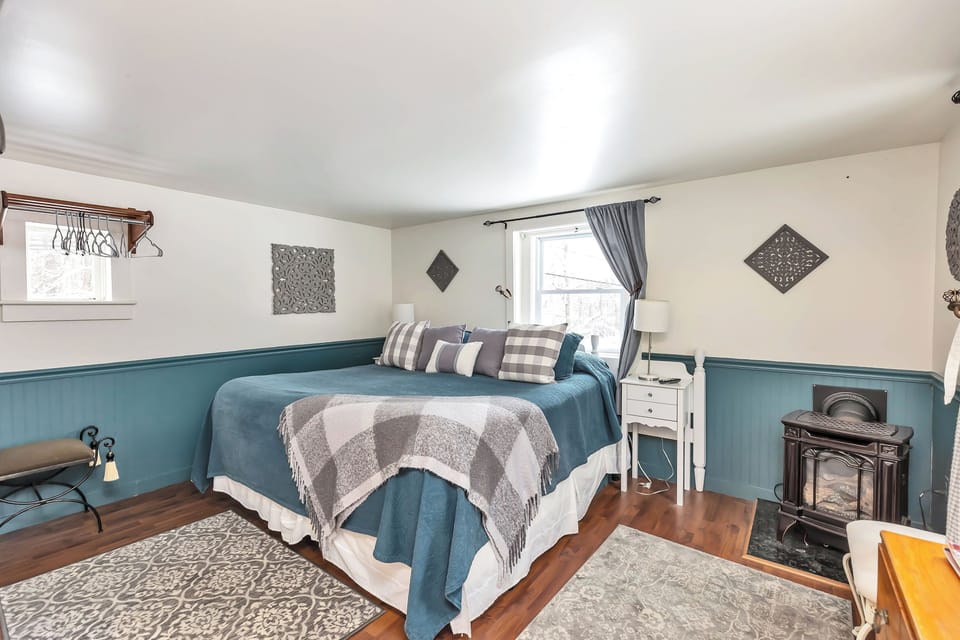 Traditional Room, 1 Bedroom, Accessible | Premium bedding, laptop workspace, WiFi (free), individually decorated