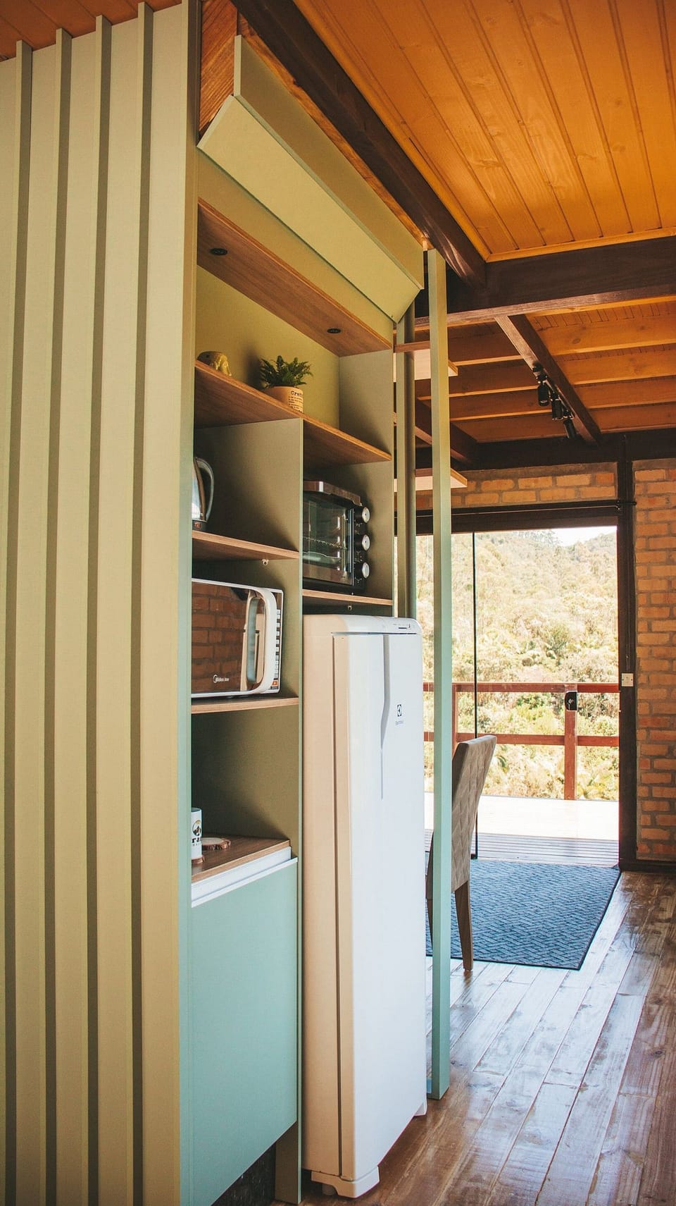 Honeymoon Cabin | Private kitchen | Oven, stovetop, electric kettle, cookware/dishes/utensils