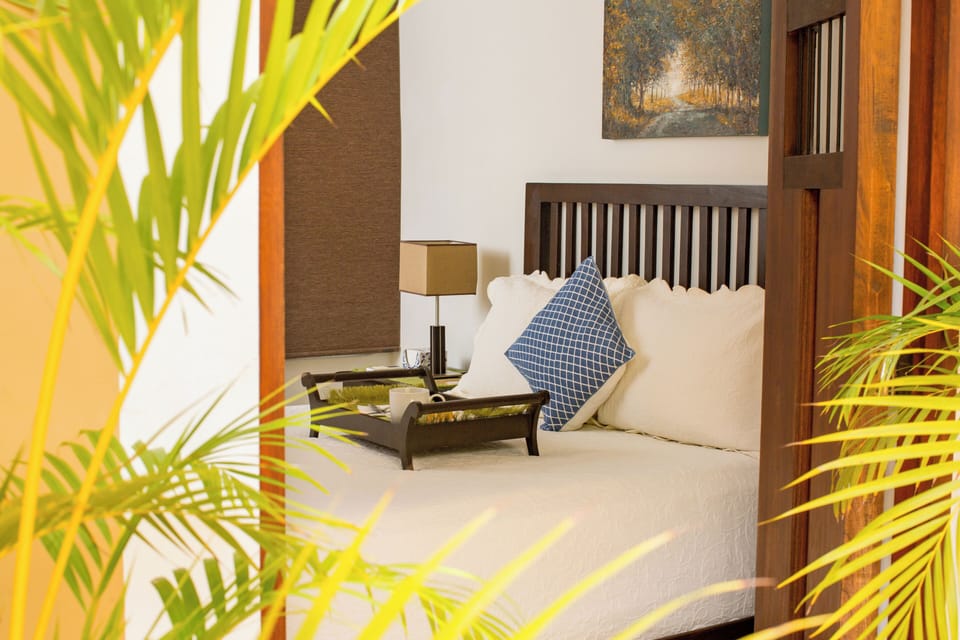 Deluxe Room, 1 Queen Bed | Egyptian cotton sheets, premium bedding, Tempur-Pedic beds, in-room safe