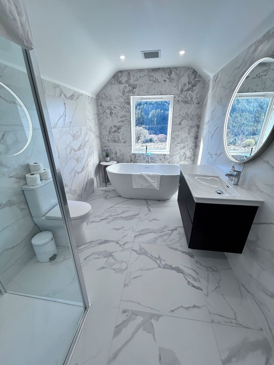 Master bathroom en-suite - Bedroom 4.