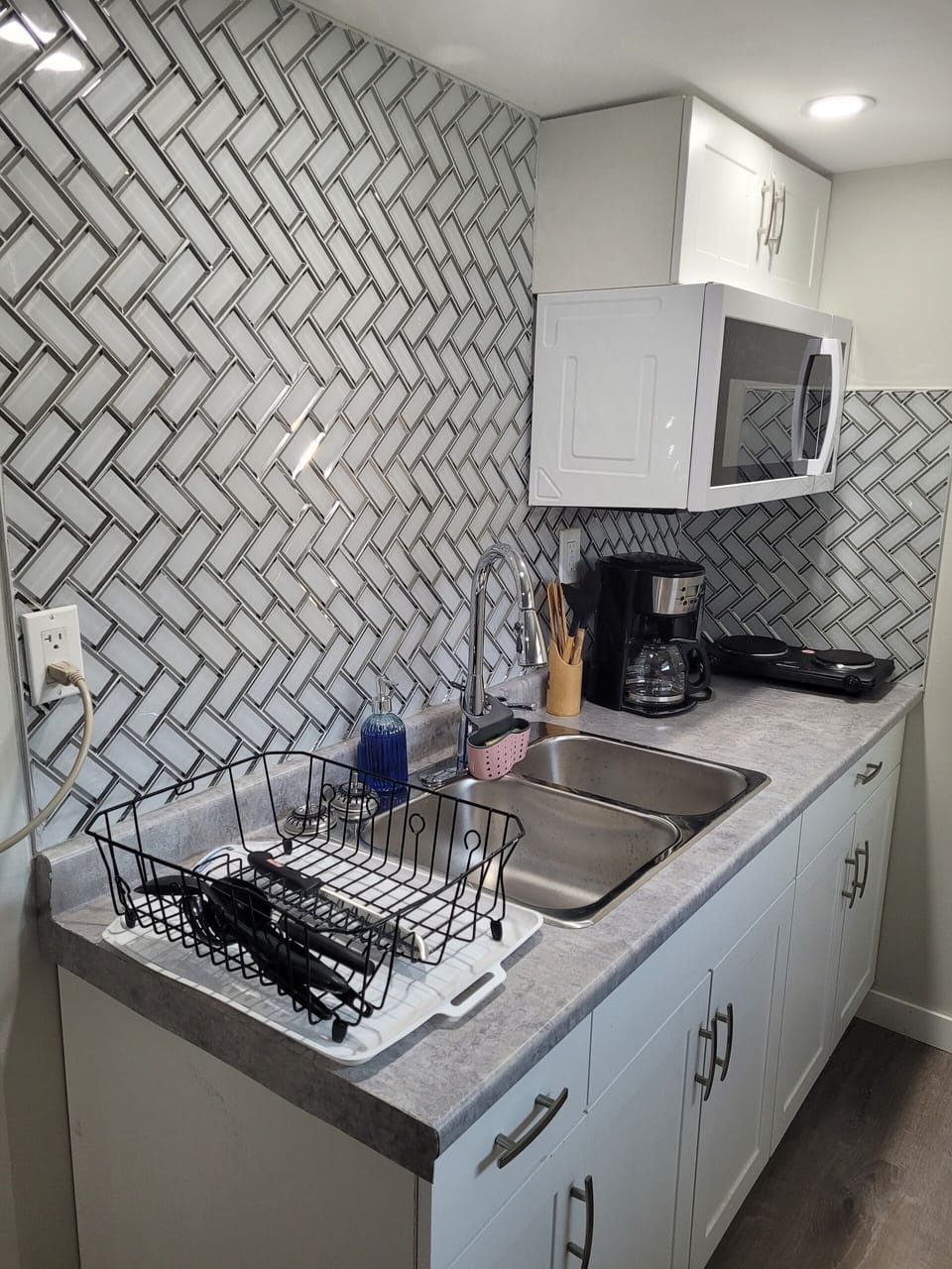 Kitchen, Kitchenette, Cabinets, Microwave