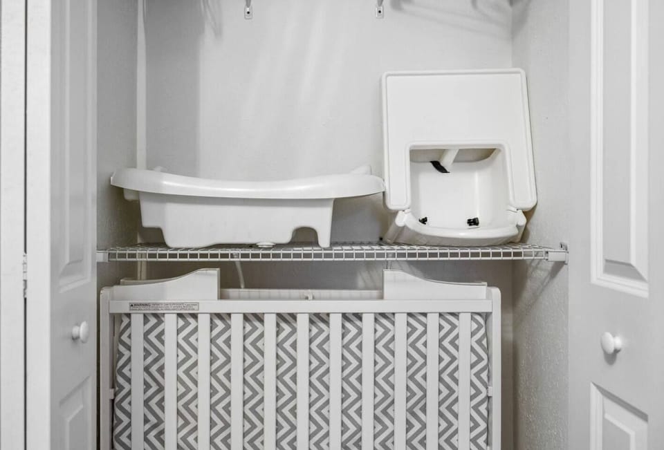 Make traveling with little ones easy with a convenient baby bath and seat, ensuring comfort and care for your child during your stay.