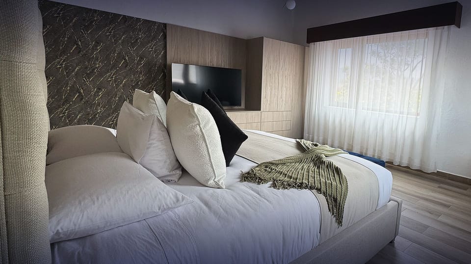 Deluxe Room, 1 King Bed, Courtyard View | In-room safe, desk, blackout drapes, WiFi (free)