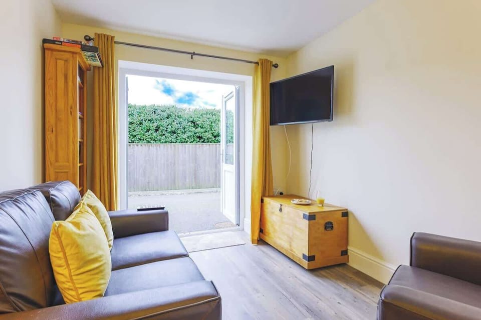 Whether you’re reading a book, playing a board game, or watching a movie, unwind and relax after a rewarding walk along the stunning Jurassic Coast.