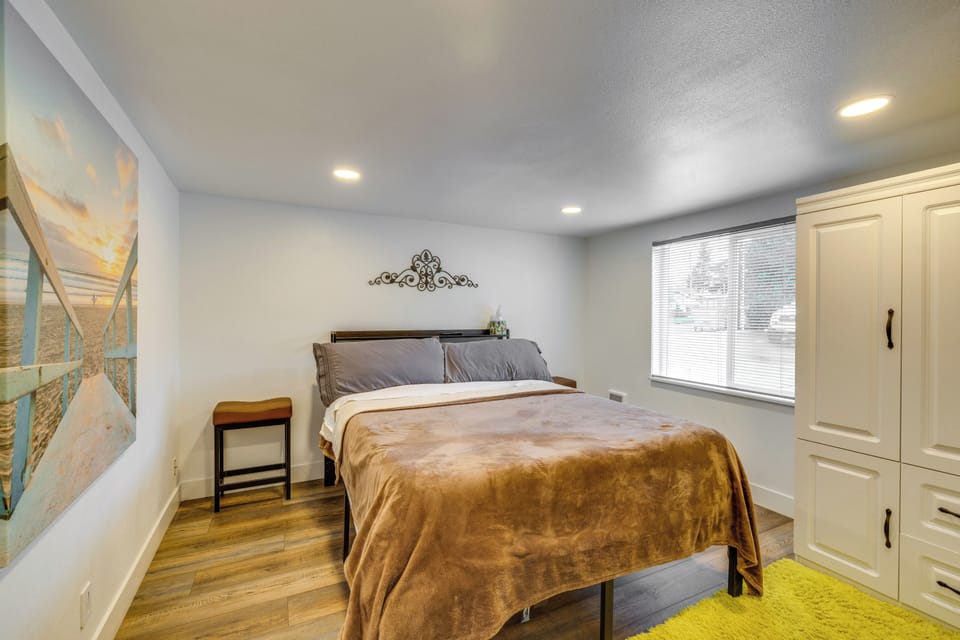 Bedroom | Queen Bed | Smart TV