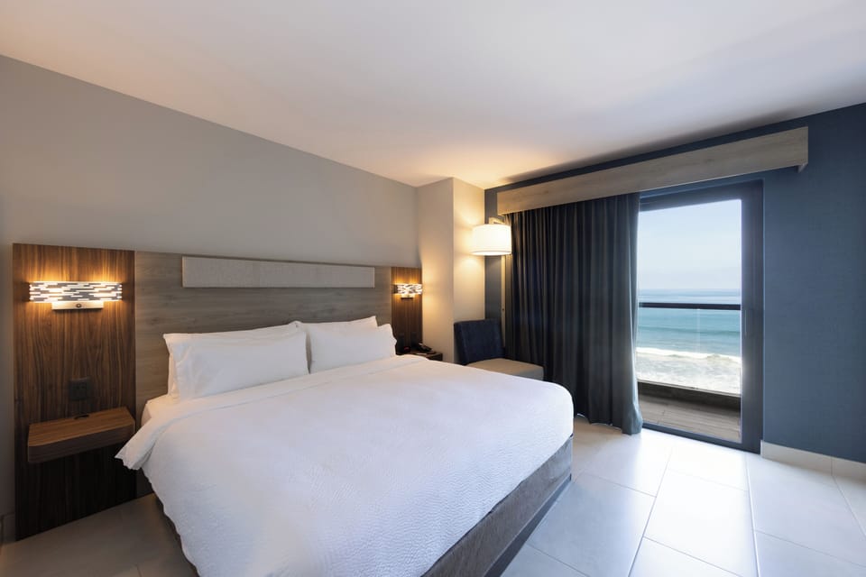 Standard Room, 1 King Bed, Balcony, Ocean View | Premium bedding, in-room safe, blackout drapes, soundproofing
