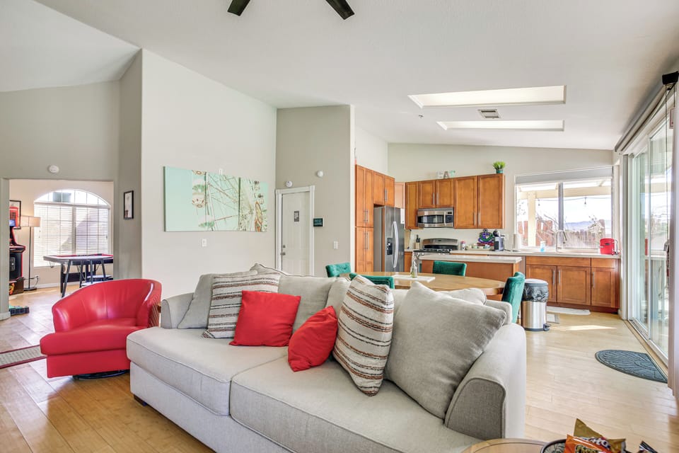Living Room | Queen Sleeper Sofa | Smart TV | Free WiFi