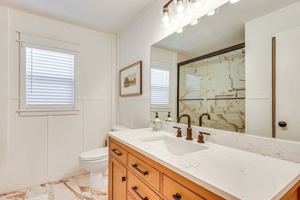 Full Bathroom | Complimentary Toiletries