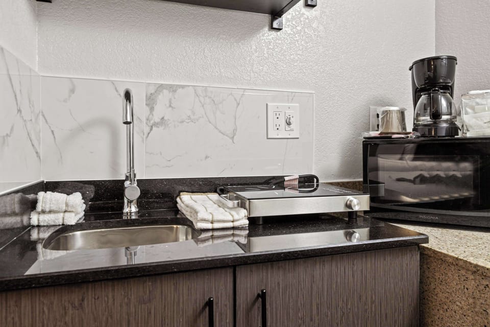 Full-size fridge, microwave, stovetop, coffee/tea maker