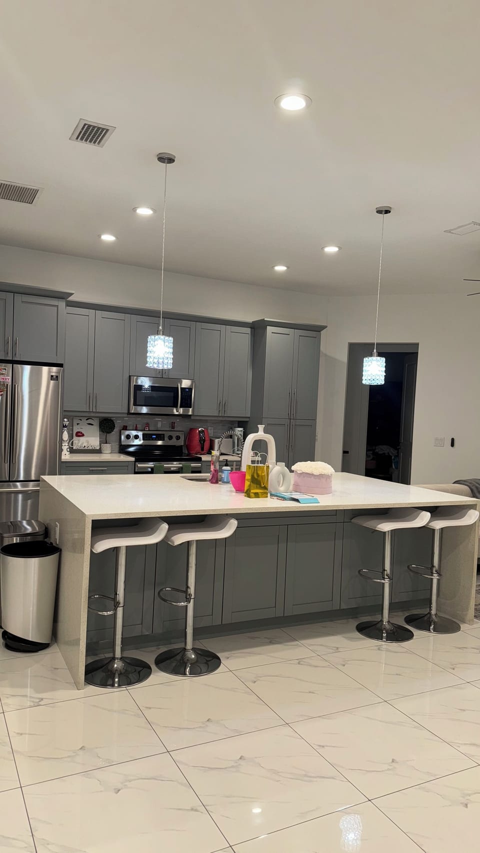 Huge island and kitchen stainless steel appliance
