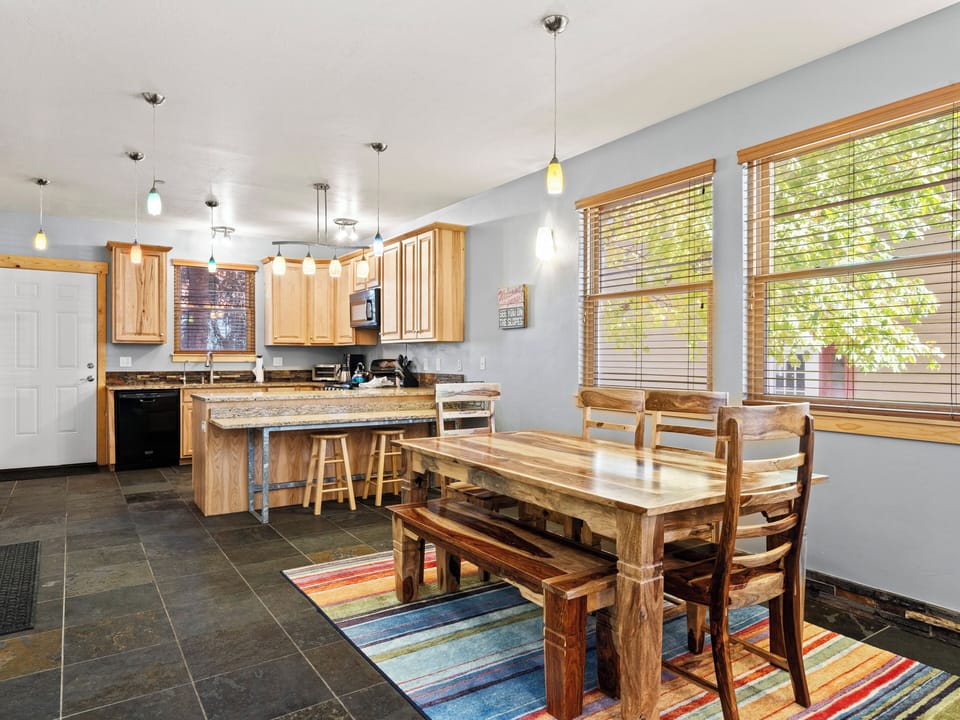 Full Kitchen / Dining Area for 6