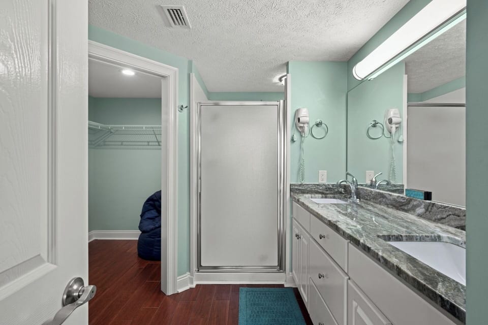 Main bathroom vanity