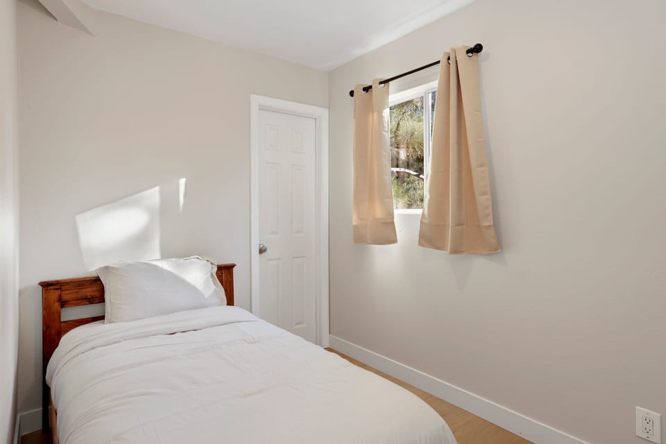 Small bedroom with twin bed