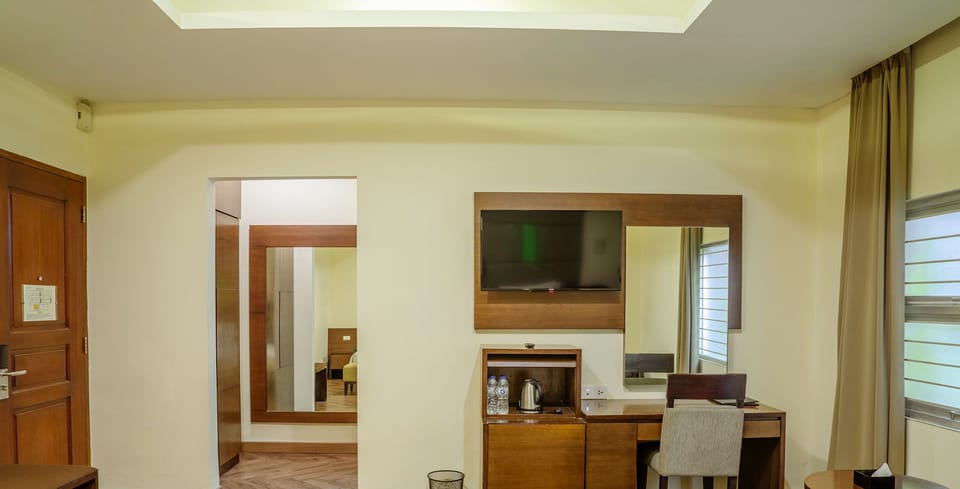Junior Room | Desk, laptop workspace, iron/ironing board, free WiFi