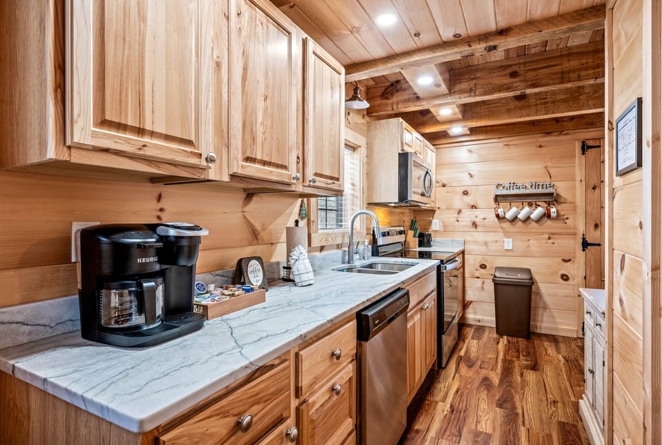 Full kitchen complete with everything you need to make a great meal!