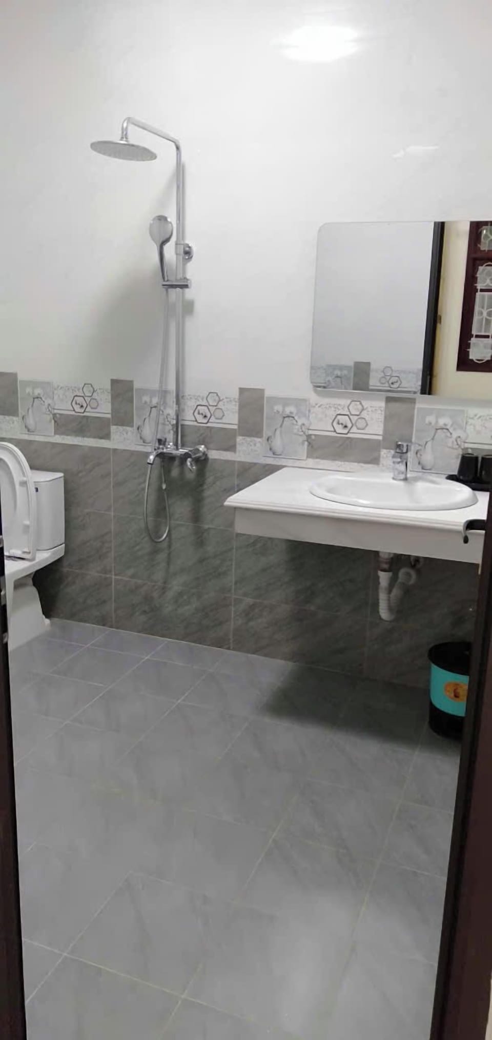 Basic Room | Bathroom | Hair dryer, towels