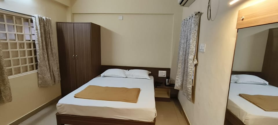 Deluxe Double Room | Desk, laptop workspace, soundproofing, free WiFi