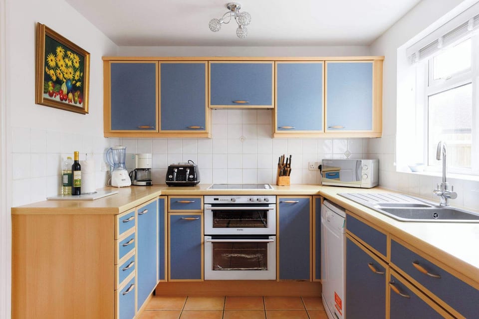The kitchen has an oven, grill and electric hob.