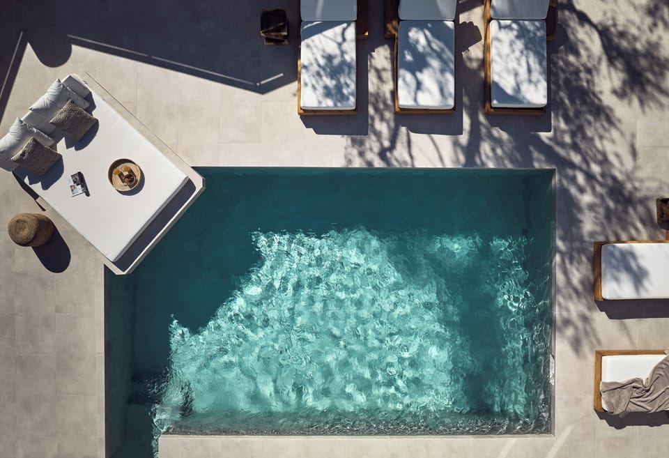 Dive into paradise—your private 40m² heated pool with hydromassage awaits.