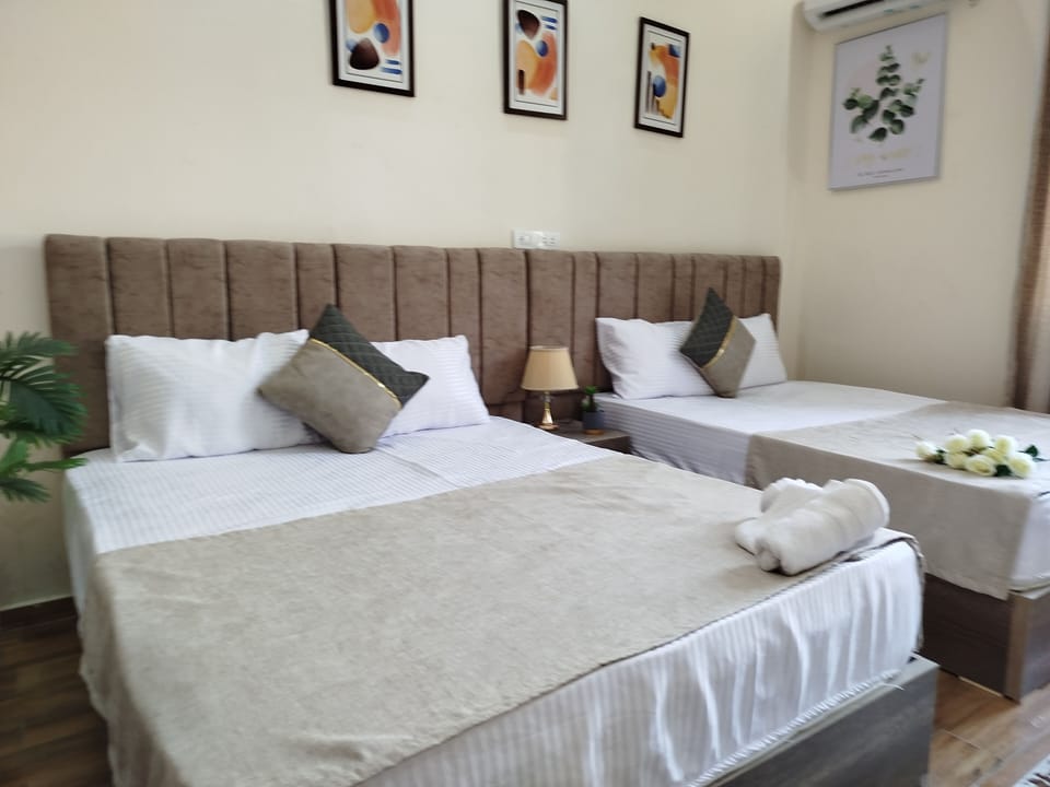 3 bedrooms, premium bedding, desk, laptop workspace