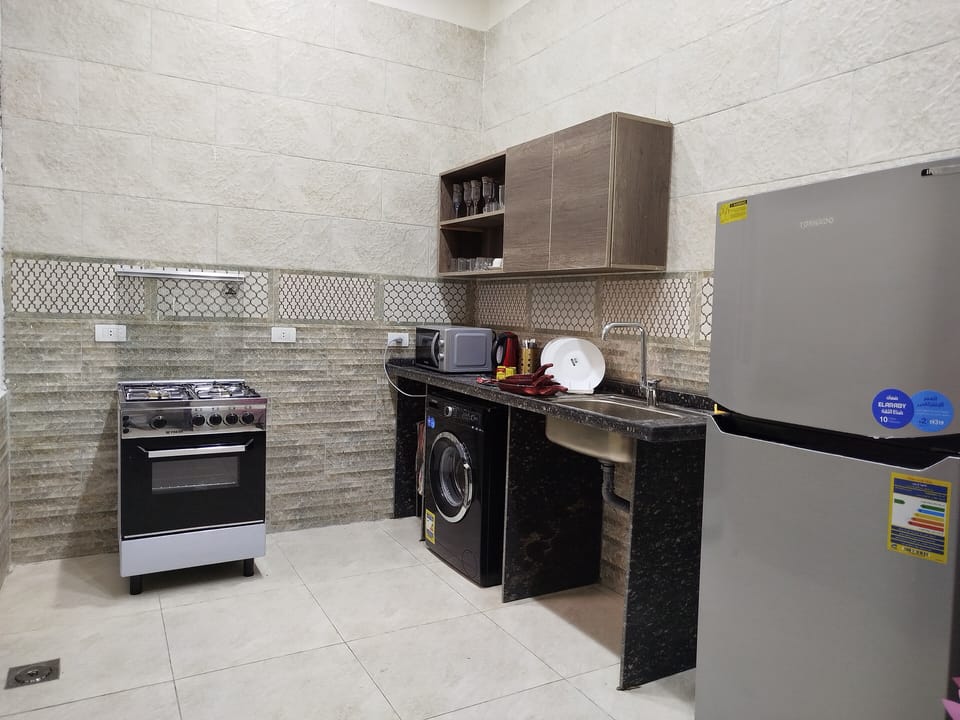 Full-size fridge, oven, stovetop, coffee/tea maker