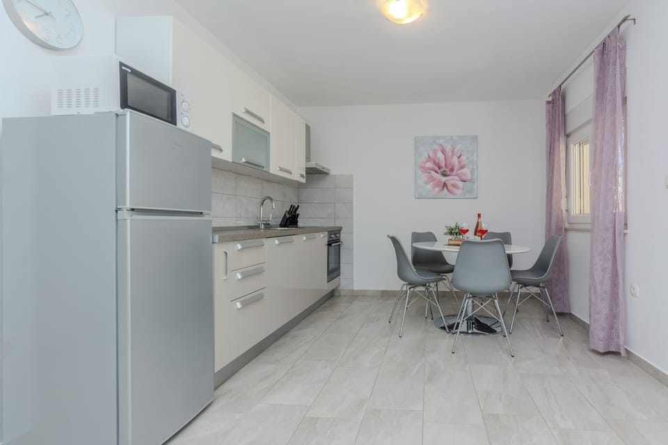 Comfort House, Pool View | Private kitchen | Full-size fridge, microwave, oven, stovetop