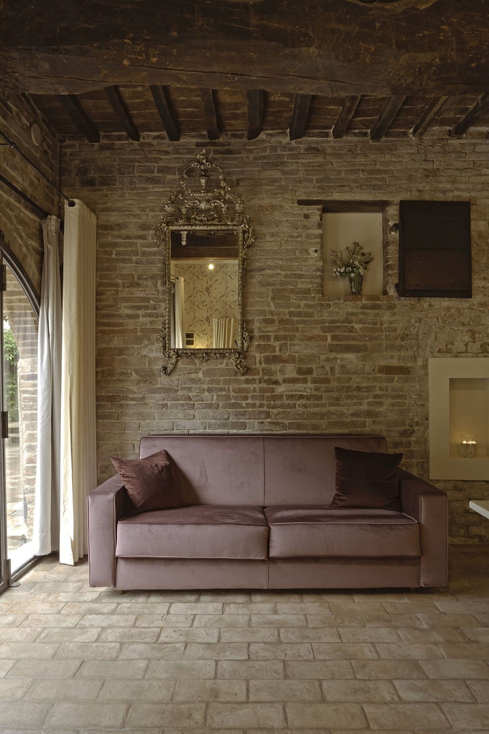 Brown, Furniture, Couch, Wood, Interior Design, Rectangle, Flooring, Floor, Living Room, Hardwood