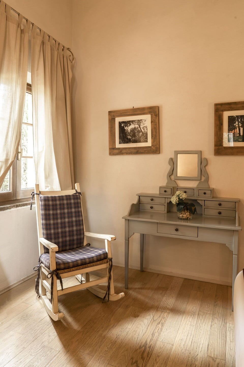 Picture Frame, Furniture, Curtain, Wood, Lighting, Building, Interior Design, Flooring, Window, Comfort