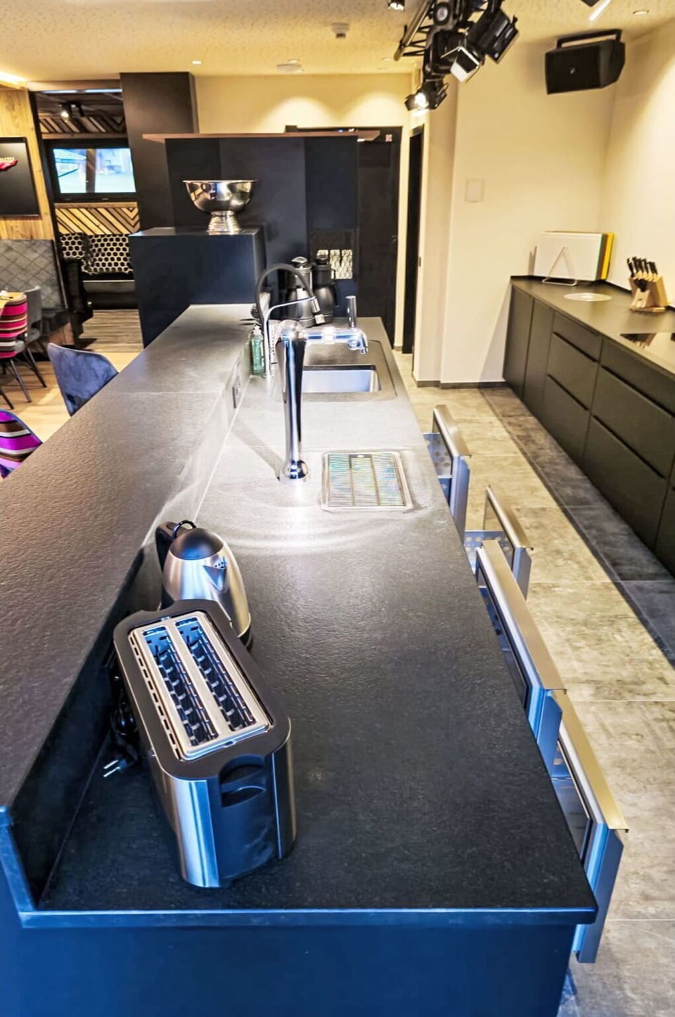 Interior Design, Lighting, Flooring, Countertop, Kitchen, Kitchen Appliance, Desk, Home Appliance, Steel, Aluminium