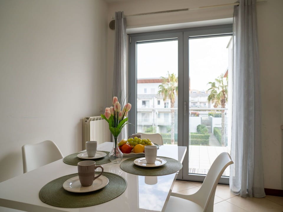 Furniture, Interior Design, Chair, Home, Kitchen & Dining Room Table, Apartment, Room, Glass, Ceiling, Houseplant