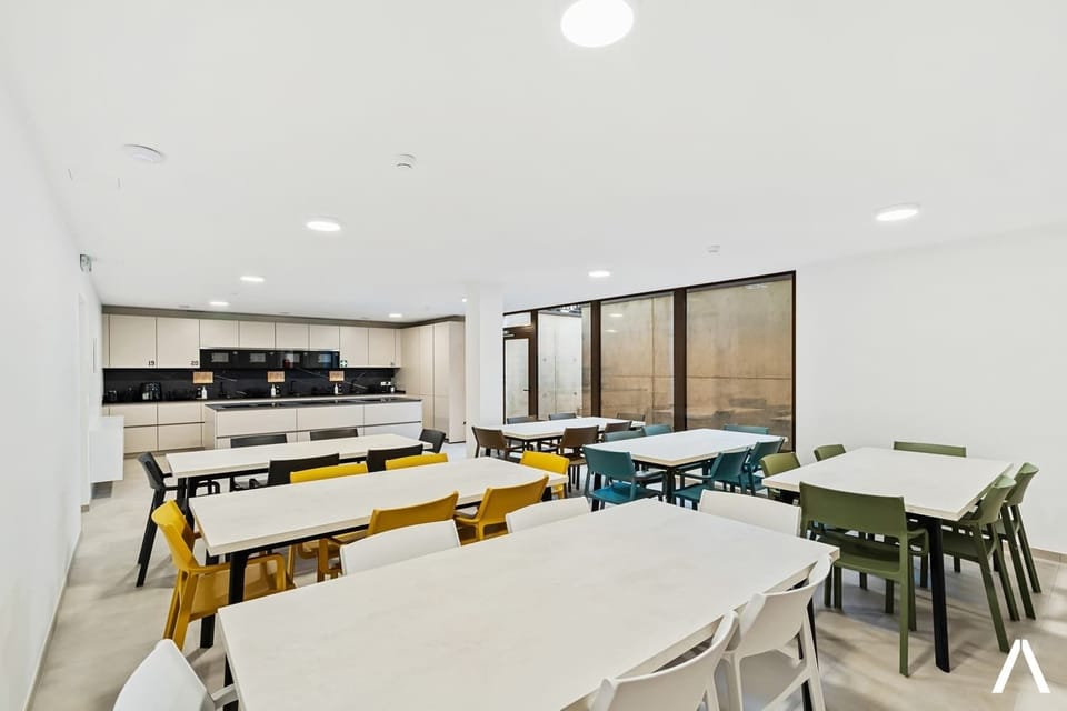 Modern Shared Kitchen with Island – A sleek, fully equipped kitchen featuring state-of-the-art appliances, perfect for preparing meals with ease.