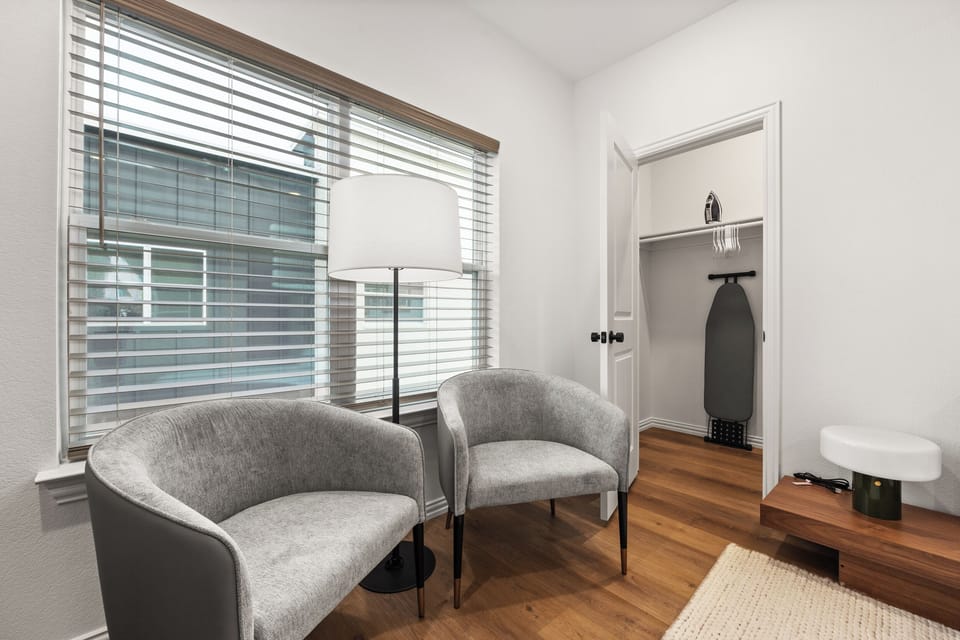 The master suite at The Ryan — a sanctuary-level stay featuring a king bed with luxury bedding, generous closet space, and a serene atmosphere that rivals any hotel. Wake up refreshed in a top Fort Worth spot, steps from MLB and NFL games.