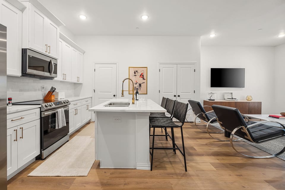 Fully equipped chef’s kitchen with full-size appliances, cookware, utensils, and plenty of counter space—perfect for home-cooked meals or game day prep. Ideal for extended stays, family trips, and corporate housing near AT&T Stadium.