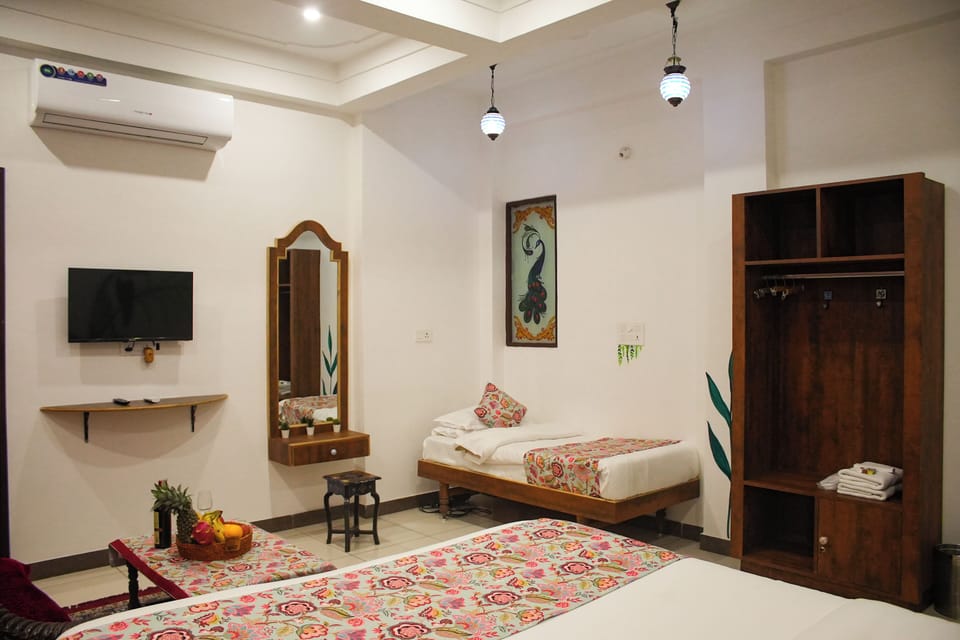 Mewari King Suite | Desk, free WiFi, bed sheets