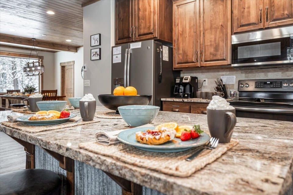 Very well-equipped and organized kitchen to create a yummy snack.