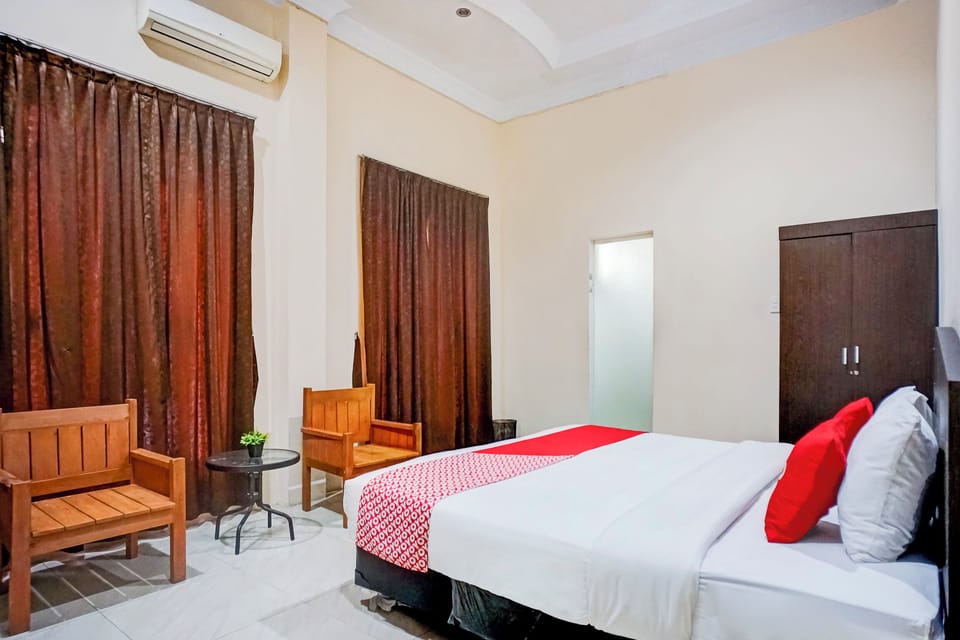 Family Room | Laptop workspace, bed sheets