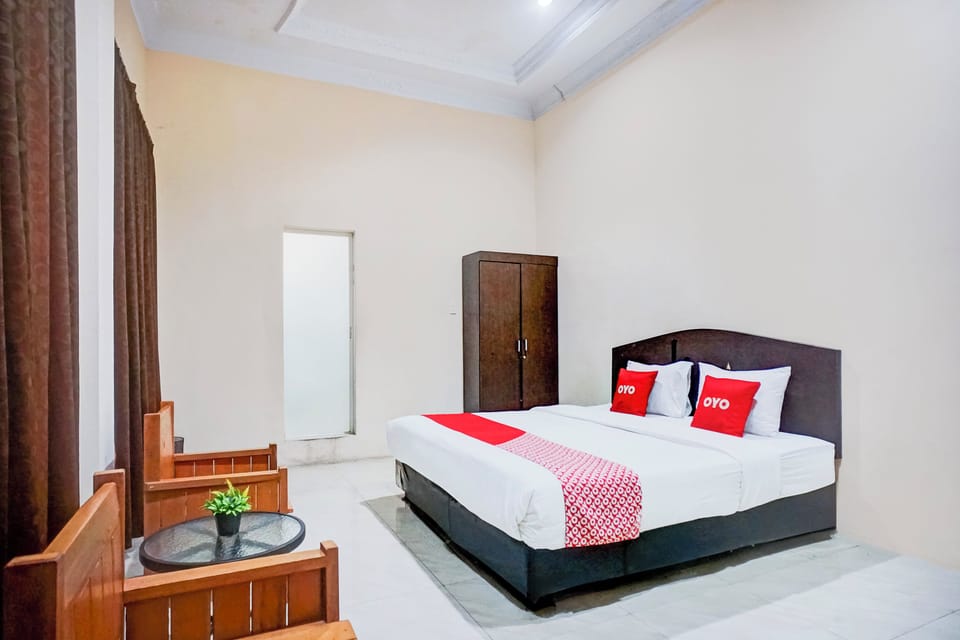 Family Room | Laptop workspace, bed sheets