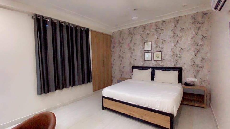 Deluxe Double Room | Desk, laptop workspace, free WiFi