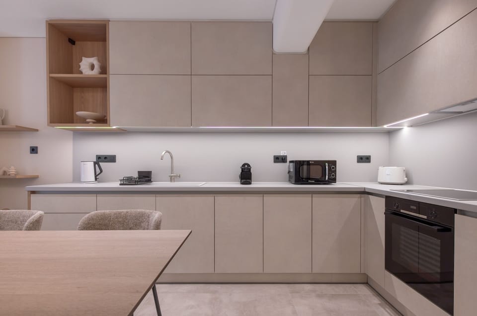 Luxury Apartment, City View | Private kitchen