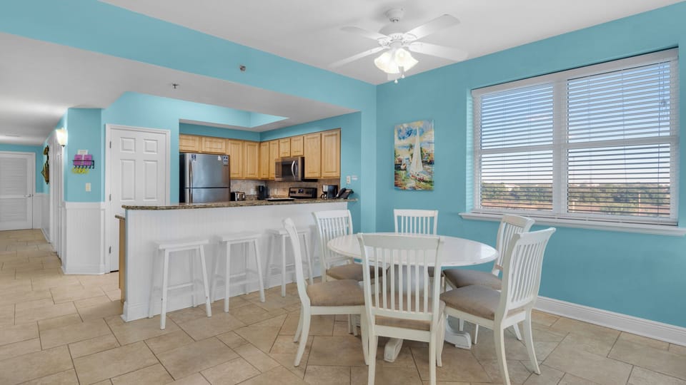 Ariel Dunes I 301 Dining & Kitchen Area