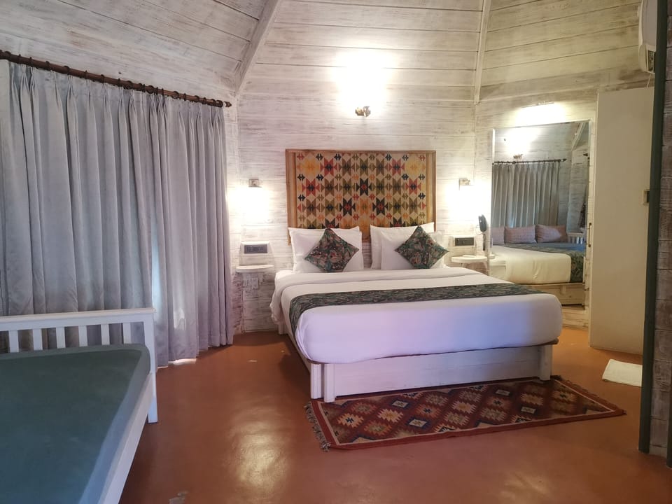 Luxury Room | Desk, soundproofing, iron/ironing board, WiFi (free)