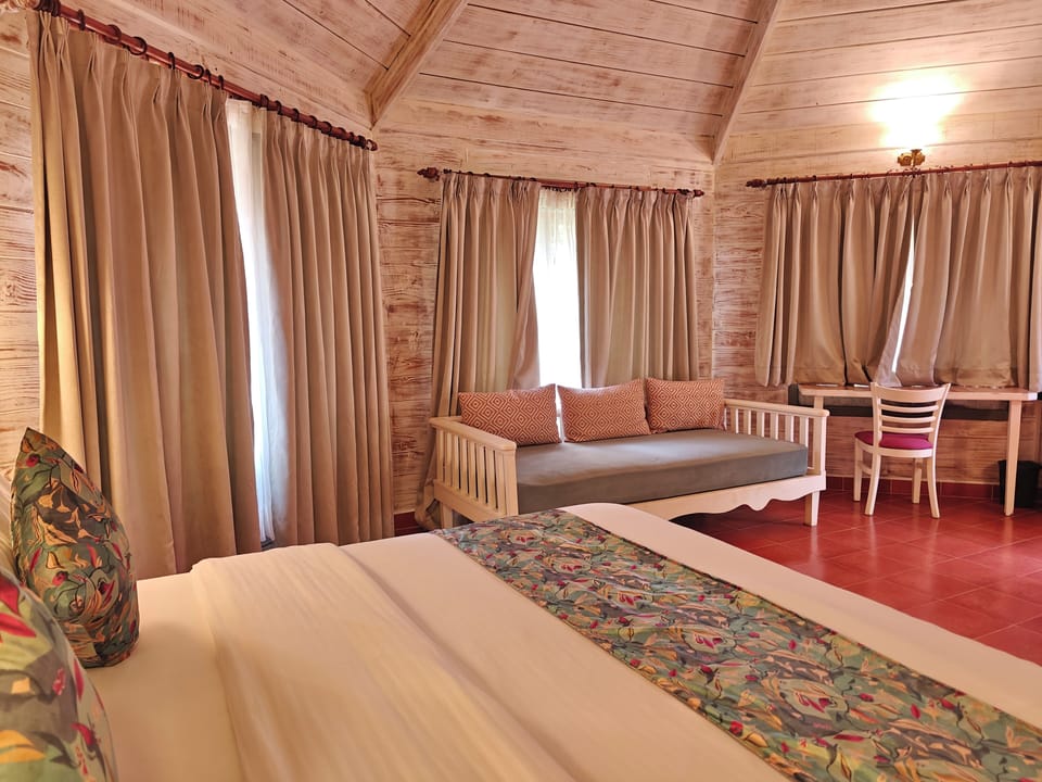 Luxury Room | Desk, soundproofing, iron/ironing board, WiFi (free)