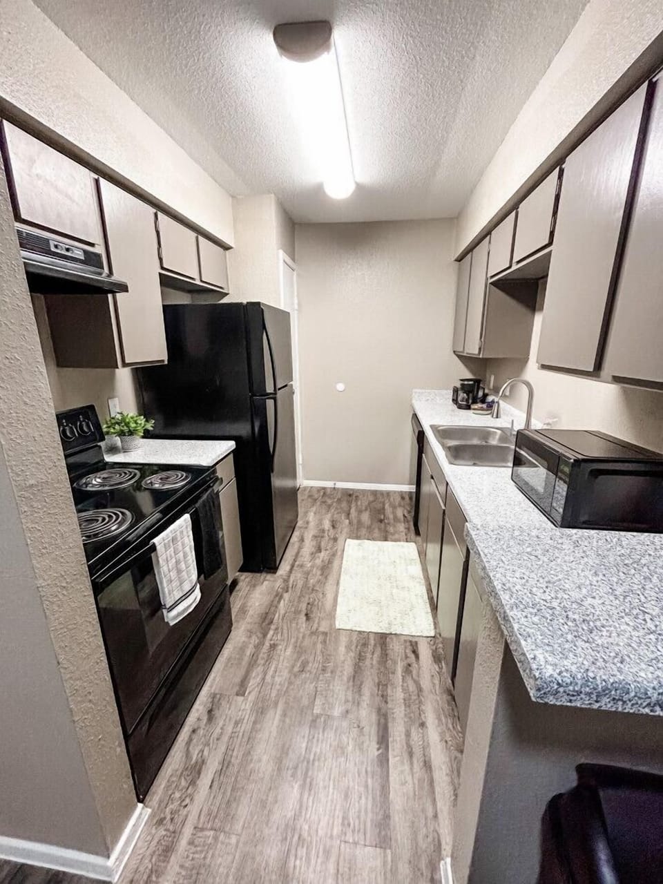 Whip up Texan-inspired meals in this fully equipped kitchen with basic cookware and utensils – perfect for cozy gatherings.