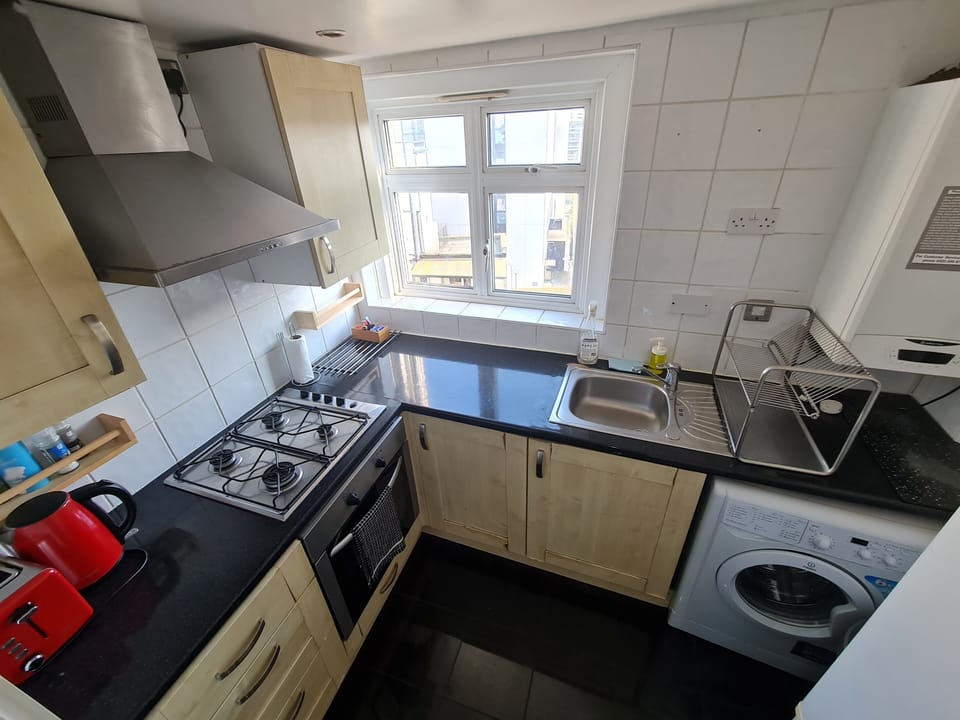 Full-size fridge, microwave, oven, stovetop