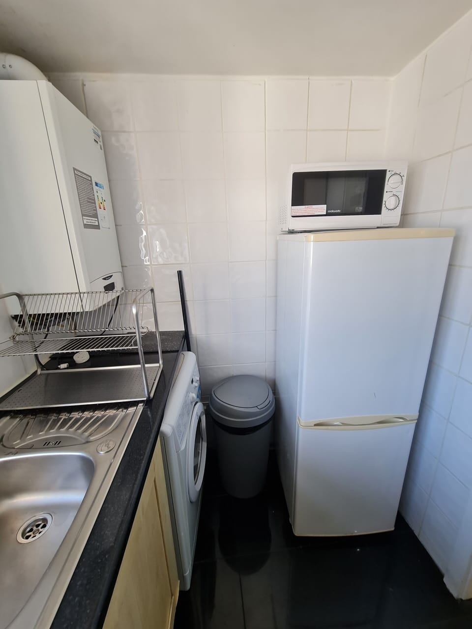 Full-size fridge, microwave, oven, stovetop