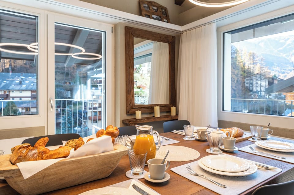 Luxury Condo, Mountain View | In-room dining