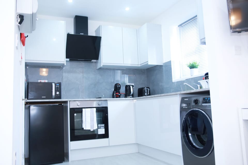 Full-size fridge, microwave, oven, stovetop